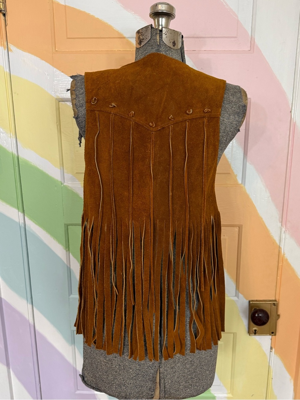 Vintage 70s Genuine Suede Leather Fringe Western Boho Festival Vest S/M 💛🍄 - Picture 4 of 11